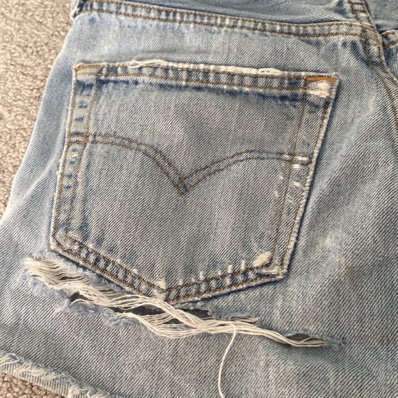 Levis 501 light wash blue jean shorts - Picture 3 of 7